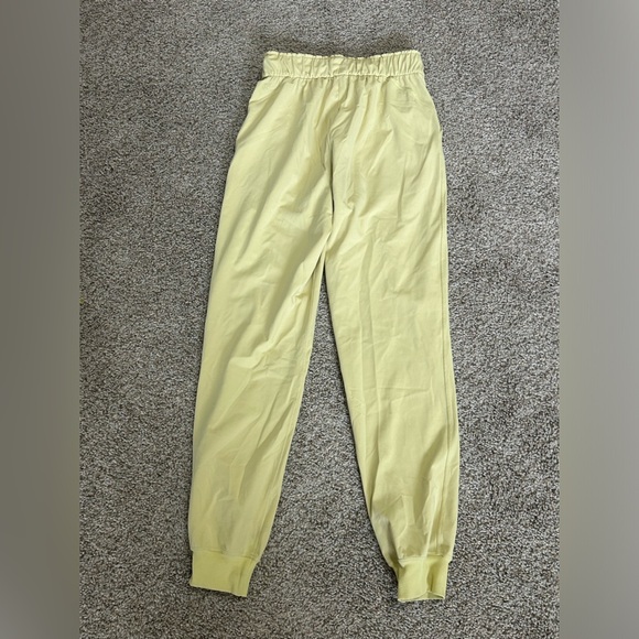 Lululemon Stretch High-Rise Jogger *Full Length
Finch Yellow Women’s Size 4 Run - Picture 4 of 11